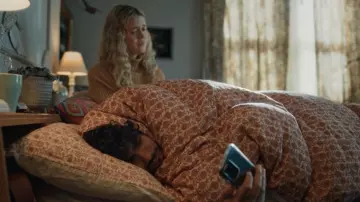 La parure de lit de Carrie (Sofia Oxenham) et Kash (Bilal Hasna) dans la série Extraordinary (Saison 1)