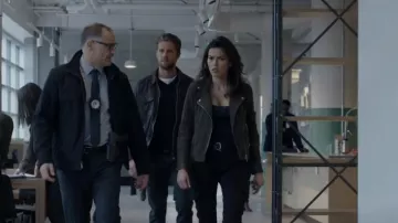 All Saints Dalby Suede Biker Jacket usada por Lexi Vaziri (Sofia Pernas) como se ve en Blood & Treasure (S02E12)