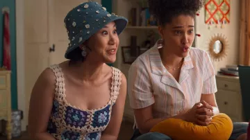 Bloomingdale's Fore Crochet Cropped Tank Top usada por Eleanor Wong (Ramona Young) como se ve en Never Have I Ever (S04E01)