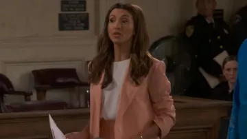 Sandro Nathalie Blazera porté par Olivia Moore (India de Beaufort) vu dans Night Court (S01E14)