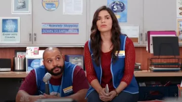 Top Lucky Brand Maroon Mixed Media usado por Amy (America Ferrera) como se ve en Superstore (S01E09)