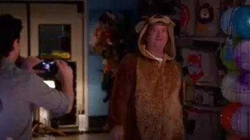 Disfraces RG Baley adulto el disfraz de oso Peluche Cachorro de bosque Pijama de animales Funsies Marrón usado por Glenn (Mark McKinney) como se ve en Superstore (S01E09)