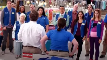Converse Chuck Taylor All Star Classic usada por Marcus (Jon Barinholtz) como se ve en Superstore (S01E10)