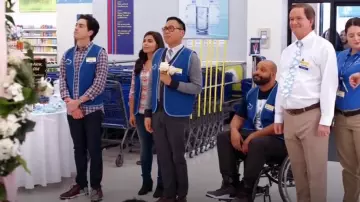 Denver Hayes Zapatos Perth de cuero para hombre - Marrón oscuro usado por Jonah (Ben Feldman) como se ve en Superstore (S01E08)
