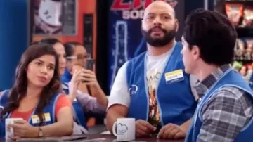 Chemise Days Of Glory Nights Of Excess de Diamond Supply Co portée par Garrett (Colton Dunn) comme on le voit dans Superstore (S01E08)