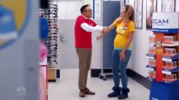 UGG Blue Fuzzy Ankle Uggs usado por Cheyenne (Nichole Bloom) como se ve en Superstore (S01E07)