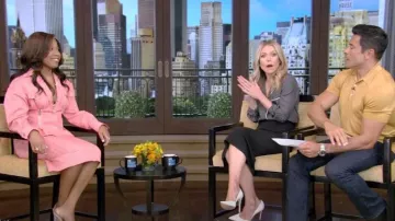 Chaqueta Versace Houndstooth Peplum usada por Dominique Fishback en LIVE with Kelly and Mark el 5 de junio de 2023