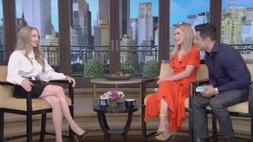 Miu Miu Logo Band Crop Poplin Shirt usada por Amanda Seyfried como se ve en LIVE with Kelly and Mark el 5 de junio de 2023