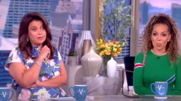 Carolina Herrera Casquette-Manche Florale Mi-Robe portée par Ana Navarro vue dans The View le 8 juin 2023