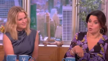 Anine Bing Samantha Robe en soie portée par Sara Haines comme vu dans The View le 9 juin 2023