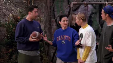 Le t-shirt "That girl" porté par Phoebe Buffay (Lisa Kudrow) dans la série Friends (Saison 3 Episode 9)