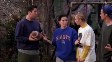 Le t-shirt "That girl" porté par Phoebe Buffay (Lisa Kudrow) dans la série Friends (Saison 3 Episode 9)