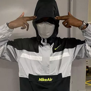 Veste Nike Air Windbreaker portée par Dave sur son compte Instagram @santandave