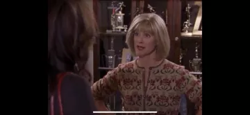El chaleco estampado Talbots usado por Debbie Fincher (Heidi Swedberg) en la serie Gilmore Girls