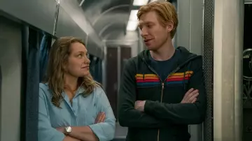 Le sweatshirt à capuche Aviator Nation porté par Billy Johnson (Domhnall Gleeson) dans la série Run (Saison 1)