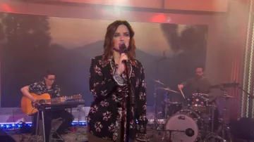 Camisa impresa negra de Anna Sui usada por Brandy Clark vista en CBS Mornings el 28 de mayo de 2023