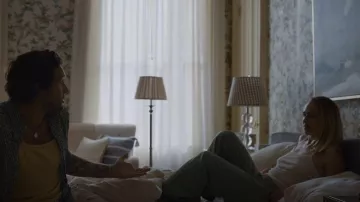 Brandy melville White Belle Bow Tank Top usada por Regan (Jemima Kirke) como se ve en City on Fire (S01E07)