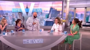 Pantalon Bode Blue et Off-White House Steps porté par Common comme vu dans The View le 9 juin 2023