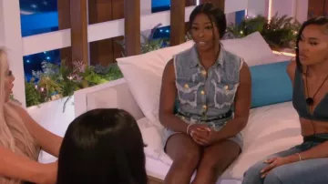 Balmain Blue Denim Golden Buttons Pockets Robe portée par Catherine Agbaje vue dans Love Island (S10E07)