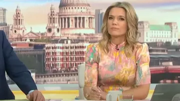Placard Londres Multi Pink Print High Neck A Line Midi Robe portée par Charlotte Hawkins vue dans Good Morning Britain le 31 mai 2023