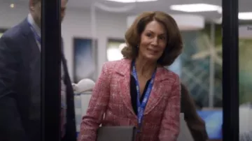 Chaqueta deportiva Maya Tweed usada por Rhonda (Kitty Flanagan) vista en Utopía (S05E01)