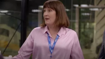 Maison Scotch Pink Striped Silk Shirt usada por Nat (Celia Pacquola) como se ve en Utopía (S05E01)