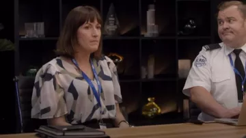 Dkny Printed Wrap Elastic Waist Blouse Ivorvy Herb Multi porté par Nat (Celia Pacquola) comme vu dans Utopia (S05E01)