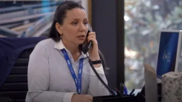 Hawes and Curtis Executive Blue & White Fine Stripe Fitted Shirt usada por Katie (Emma-Louise Wilson) como se ve en Utopia (S05E01)