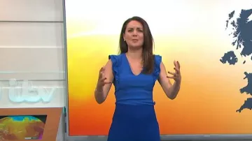 Top à volants bleu cobalt Zara porté par Laura Tobin vu dans Good Morning Britain le 9 juin 2023