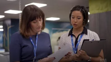 Cue Black & White Polka Dot Blusa de manga corta usada por Courtney (Nina Oyama) como se ve en Utopía (S05E01)