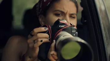 Appareil photo Canon EOS utilisé par Bo (Zazie Beetz) vu dans Black Mirror (S06E04)