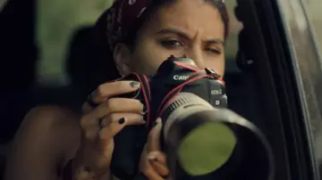 Appareil photo Canon EOS utilisé par Bo (Zazie Beetz) vu dans Black Mirror (S06E04)