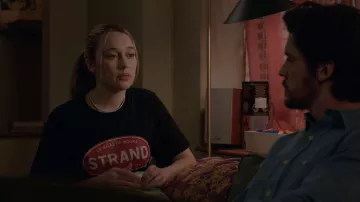 Camiseta de Strand Book Store usada por Emily Thomas (Alycia Debnam Carey) como se ve en el programa de televisión Saint X (S01E03)