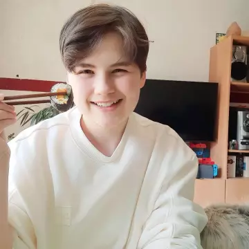 White sweatshirt worn by Luke Ina Goerisch on his Instagram account @lukeinagoerisch