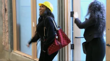Gucci Rajah Chain Tote GG Velvet Large porté par Kenya Moore vu dans The Real Housewives of Atlanta (S15E06)