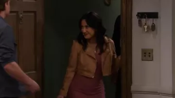 Miss Selfridge Suedette Zip Front Moto Jacket en marrón tostado usado por Valentina (Francia Raisa) como se ve en How I Met Your Father (S02E15)