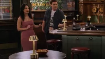 Conjunto de tope y falda Saylor Augusta usado por Valentina (Francia Raisa) como se ve en Cómo conocí a tu padre (S02E15)