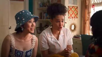 Coton sur chemise à manches courtes ensoleillée portée par Fabiola Torres (Lee Rodriguez) comme on le voit dans Never Have I Ever (S04E01)