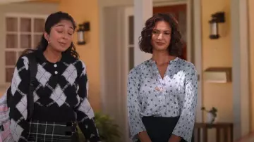 Vince Camellia Manches longues plissées porté par Nalini Vishwakumar (Poorna Jagannathan) vu dans Never Have I Ever (S04E01)