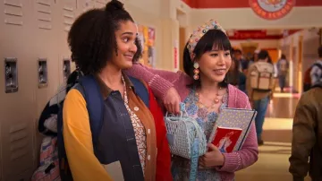 Steve Madden Bscreen Bas­ket Bag worn by Eleanor Wong (Ramona Young) as seen in Never Have I Ever (S04E01)