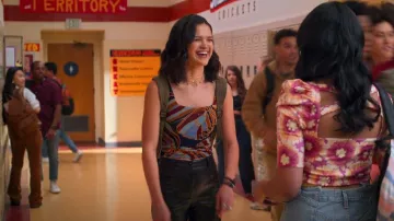 Free People Avenue Tank usado por Margot (Victoria Moroles) como se ve en Never Have I Ever (S04E01)