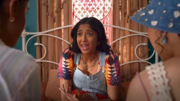 Levi's Vintage Overols usados por Devi Vishwakumar (Maitreyi Ramakrishnan) como se ve en Never Have I Ever (S04E01)