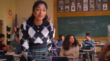 Dolls Kill Book Smart Argyle Sweater usado por Devi Vishwakumar (Maitreyi Ramakrishnan) como se ve en Never Have I Ever (S04E01)