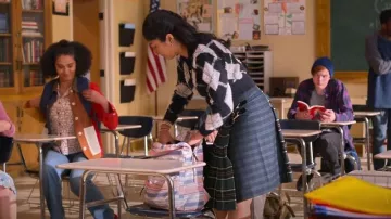 Falda Come On Jack usada por Devi Vishwakumar (Maitreyi Ramakrishnan) como se ve en Never Have I Ever (S04E01)