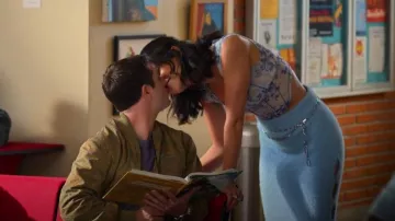 Free People Gemini Midi Falda usada por Margot (Victoria Moroles) como se ve en Never Have I Ever (S04E01)
