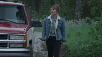 Levis Orig­i­nal Sher­pa Truck­er Jack­et worn by Marybeth Pickett (Julianna Guill) as seen in Joe Pickett (S02E03)