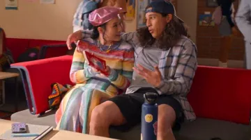 Kurt Geiger London Kensington Crocheted Hobo Tote Bag usado por Eleanor Wong (Ramona Young) como se ve en Never Have I Ever (S04E01)