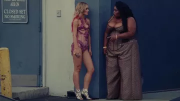 Sandalias Alaïa plateadas usadas por Jocelyn (Lily-Rose Depp) como se ve en The Idol (S01E02)