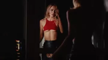 Rui Red Vest Drop Tank Top usada por Jocelyn (Lily-Rose Depp) como se ve en The Idol (S01E02)