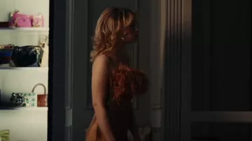 Cinq à Sept Satin Cerise Vestido usado por Chloe (Suzanna Son) como se ve en The Idol (S01E02)